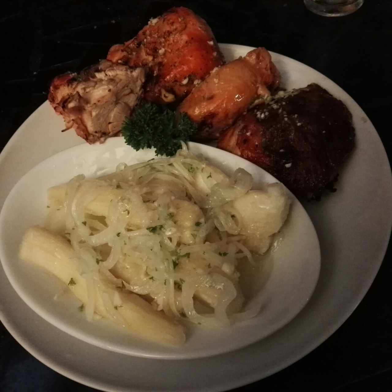 pollo asado & yuca al moho