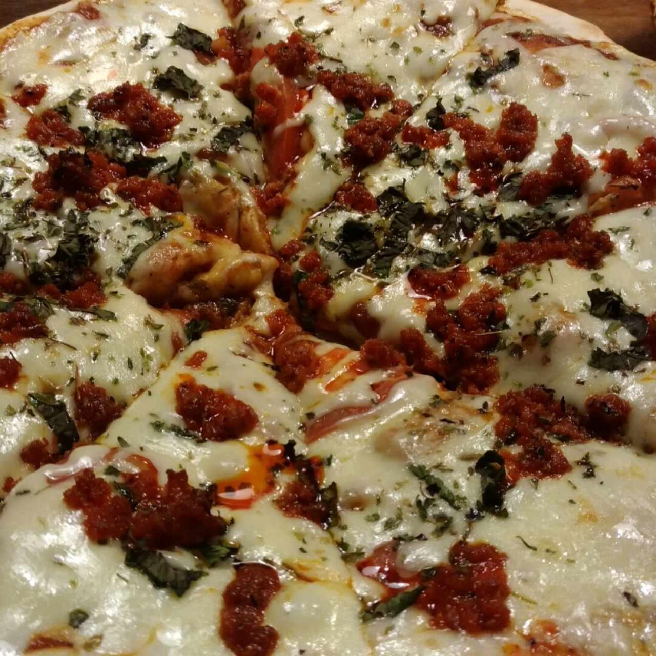 pizza chorizo español, doble queso y albahaca