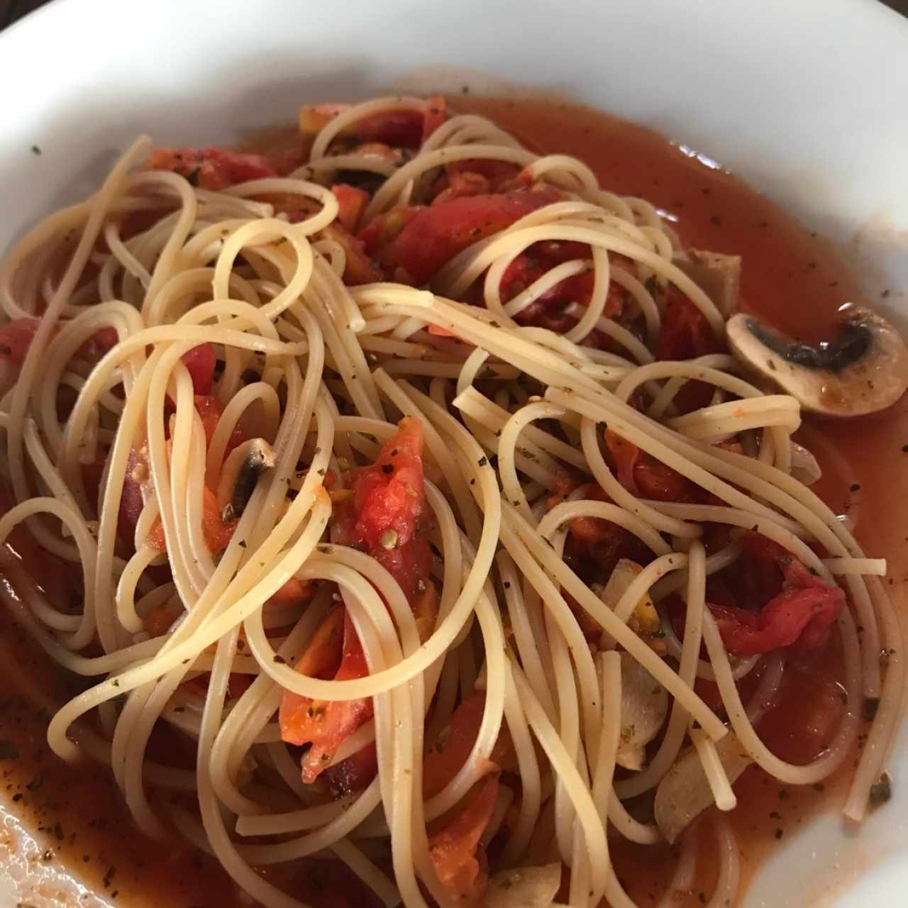 Pasta con hongos en salsa pomodoro