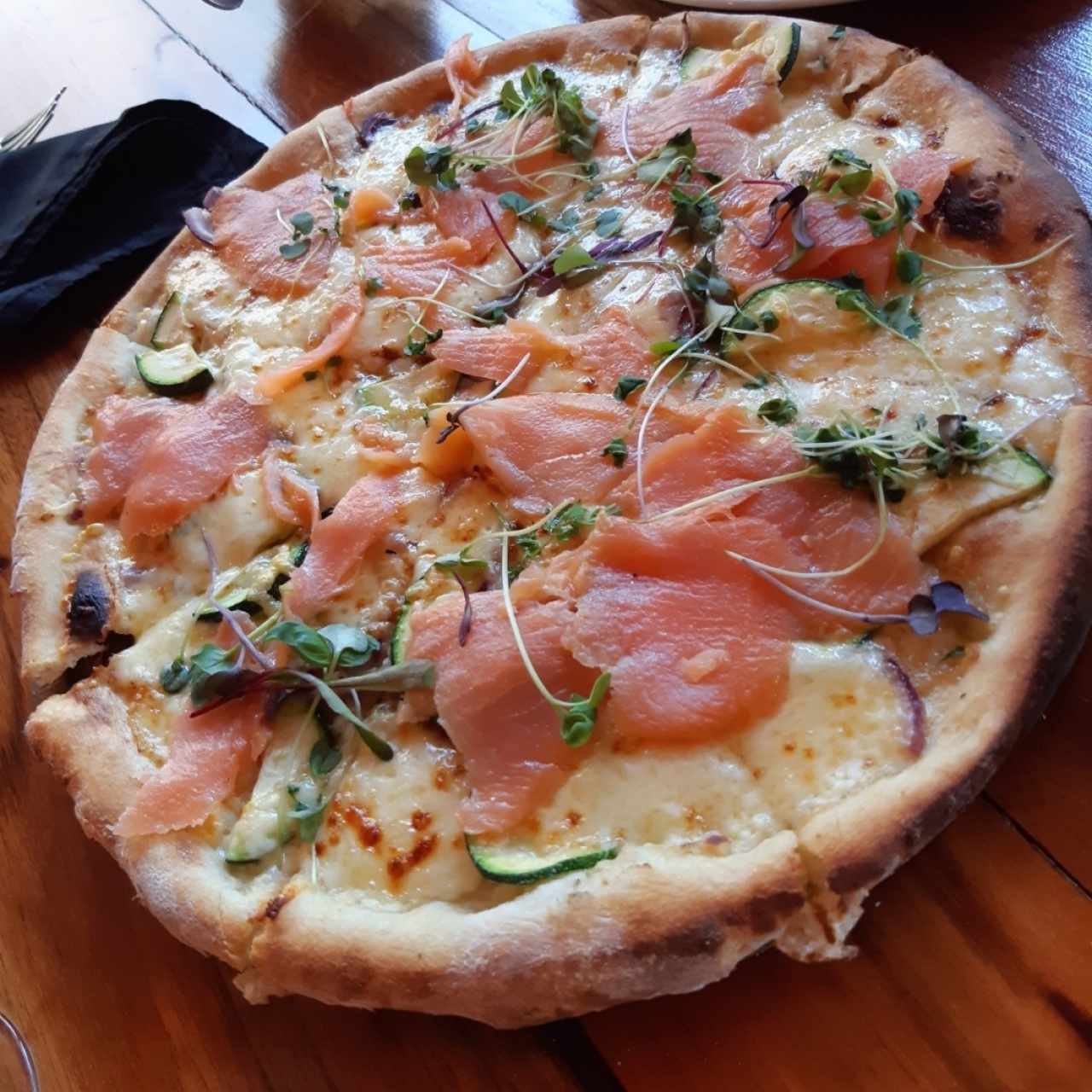 pizza de salmón y zucchini