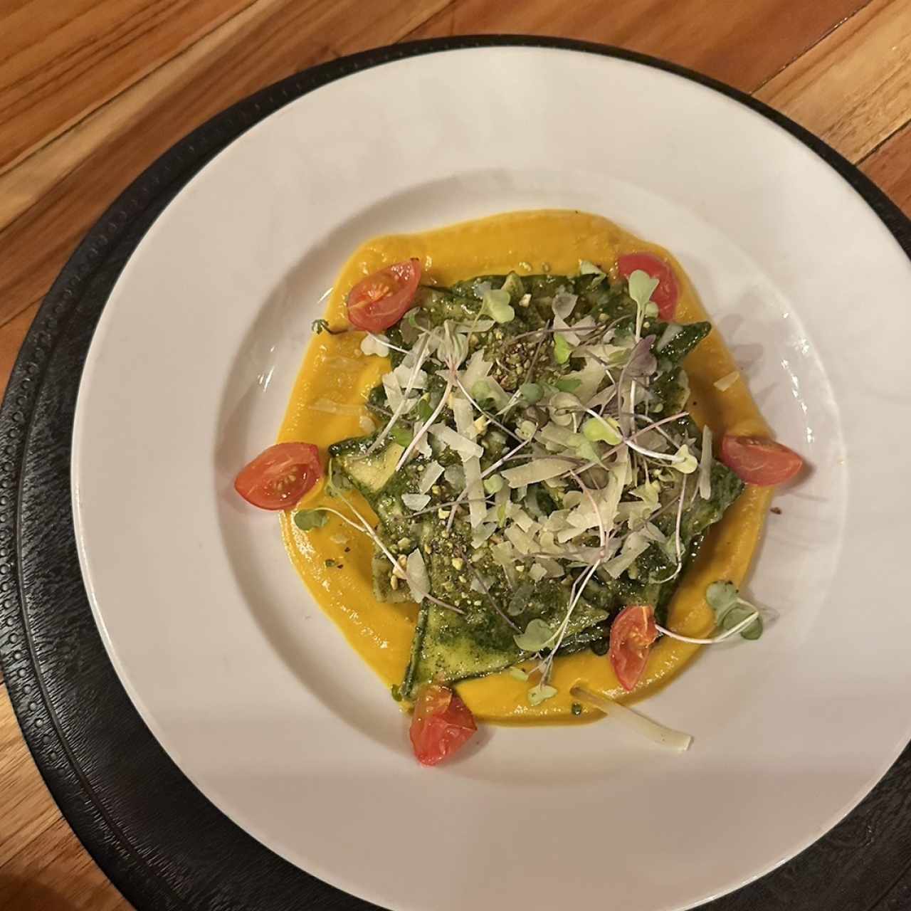 Raviolini de Cordero casero con pesto de Menta,puré de calabaza y Pistacho