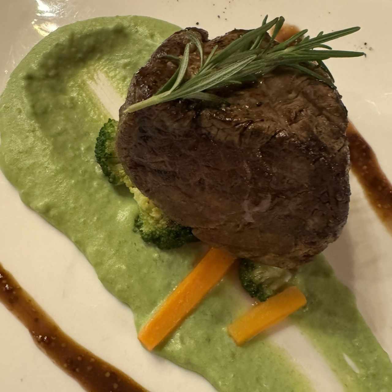 Tenderloin of beef on spinach 