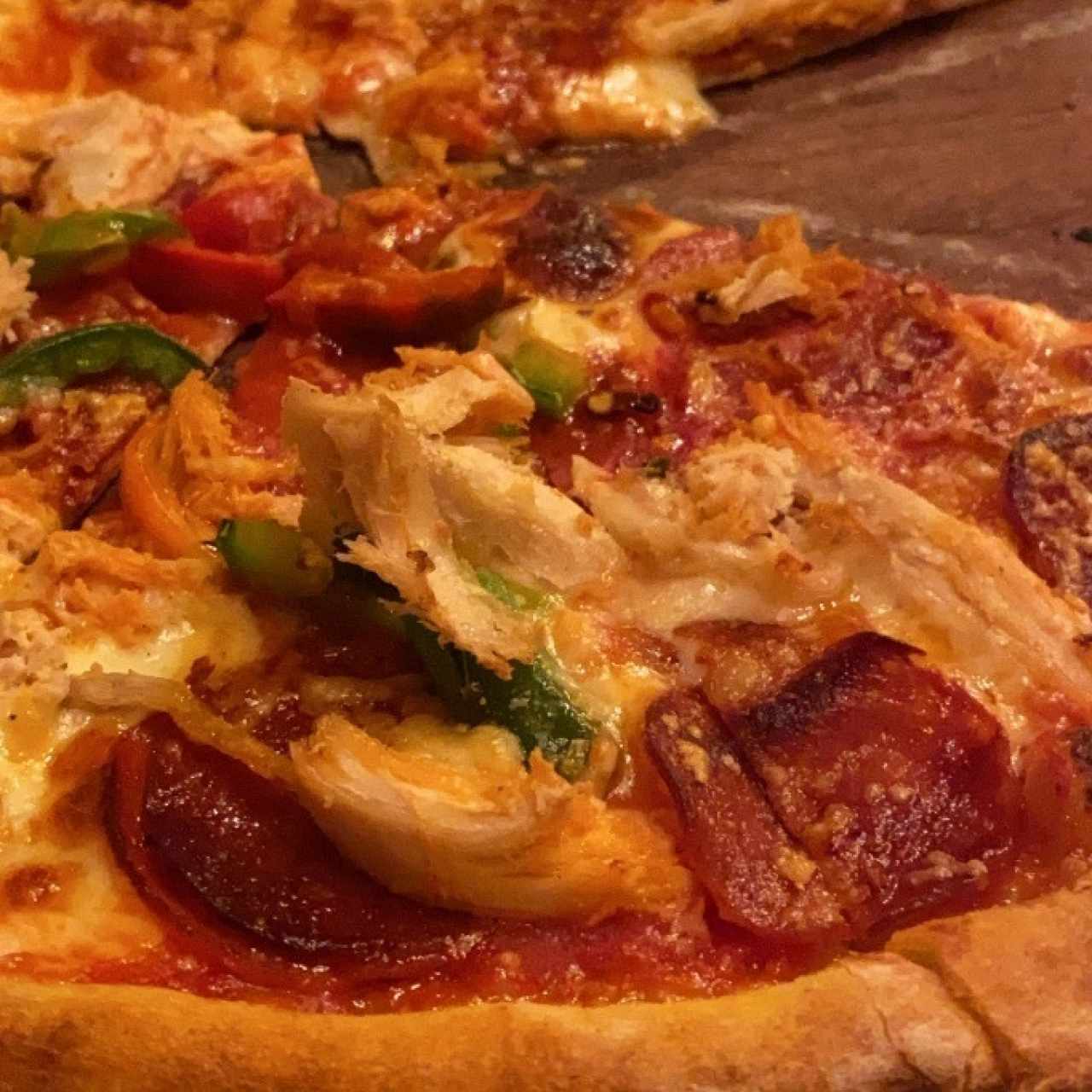 pizza de pollo y peperoni
