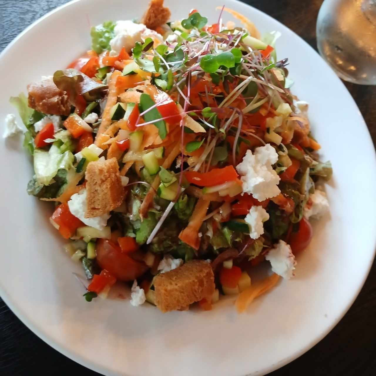 Ensalada Hidropónica con verduras a la Parrilla,Queso de cabra ,zarzamora y aderezo Balsámico