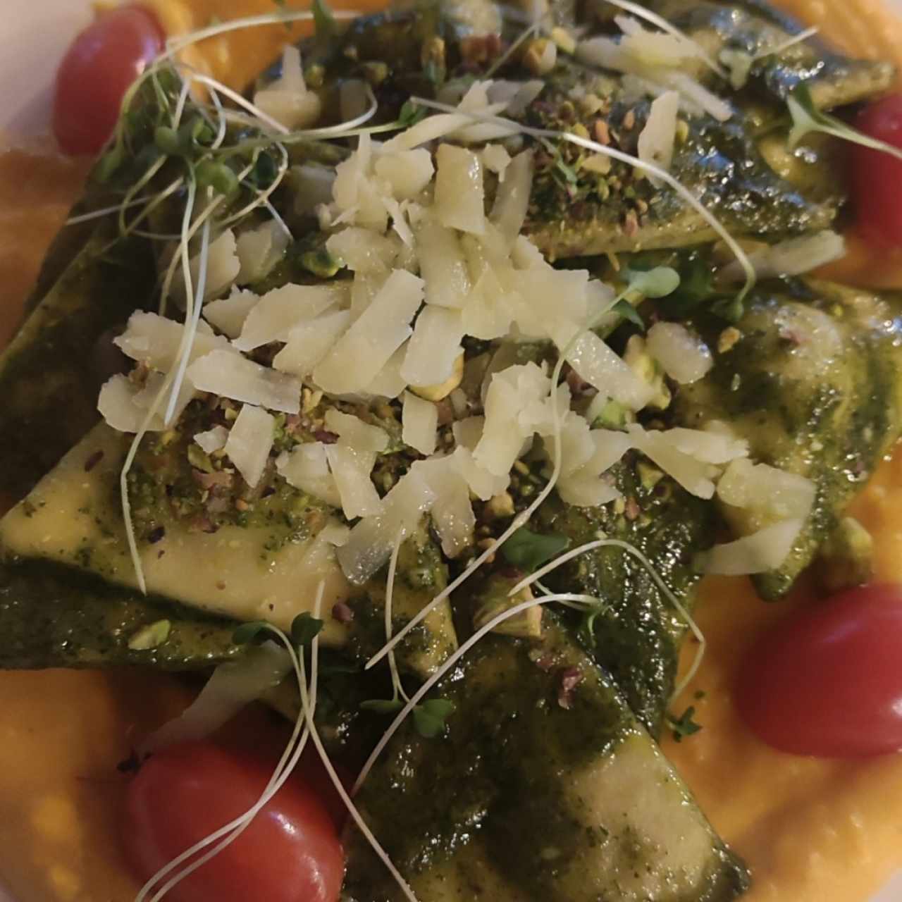 Ravioli de Cordero casero con pesto de Menta,puré de calabaza y Pistacho