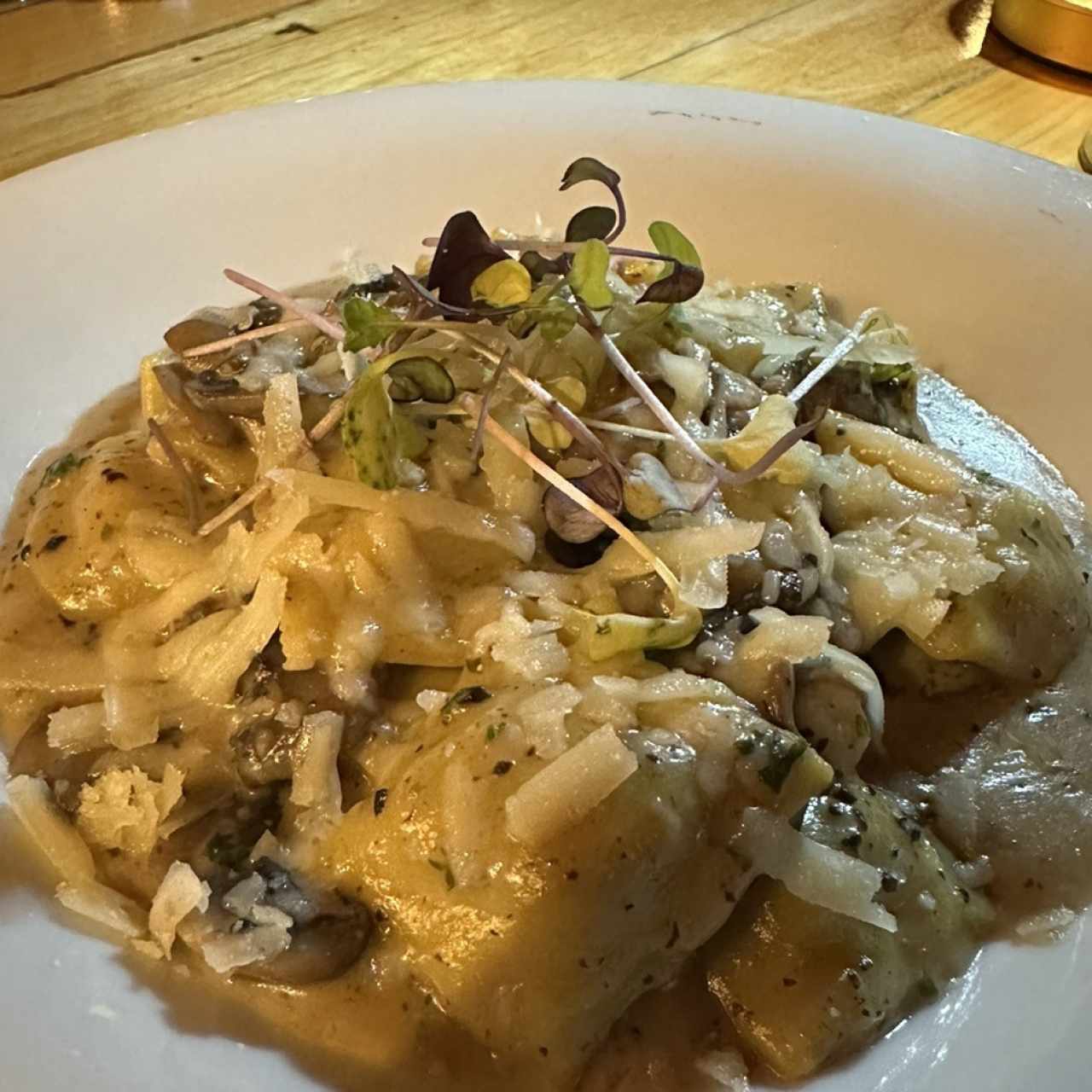 Raviolini de Cordero casero con pesto de Menta,puré de calabaza y Pistacho