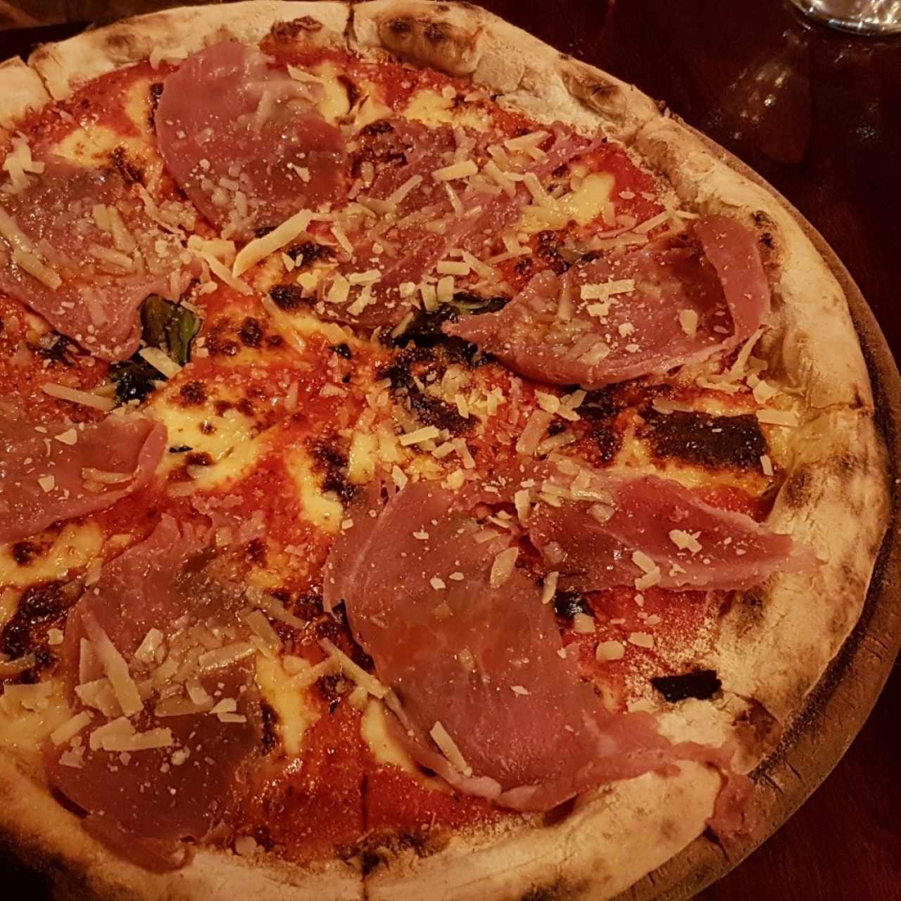 pizza de prosciutto y parmigiano 