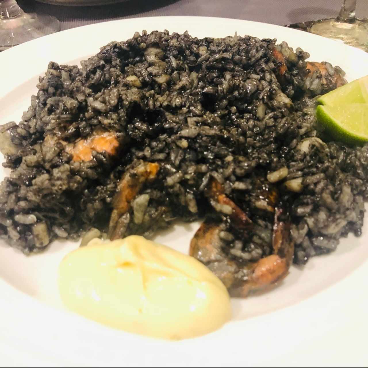 arroz negro con camarones, calamar