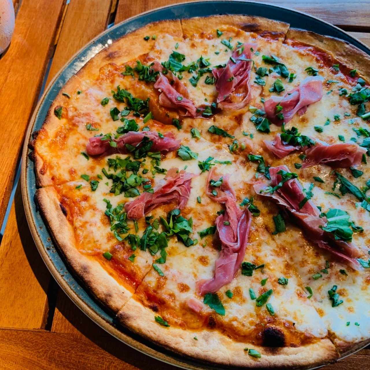 pizza de prosciutto y albahaca
