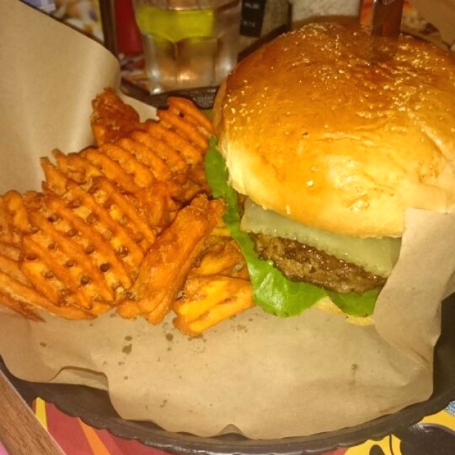 Madrileña burger con camote frito