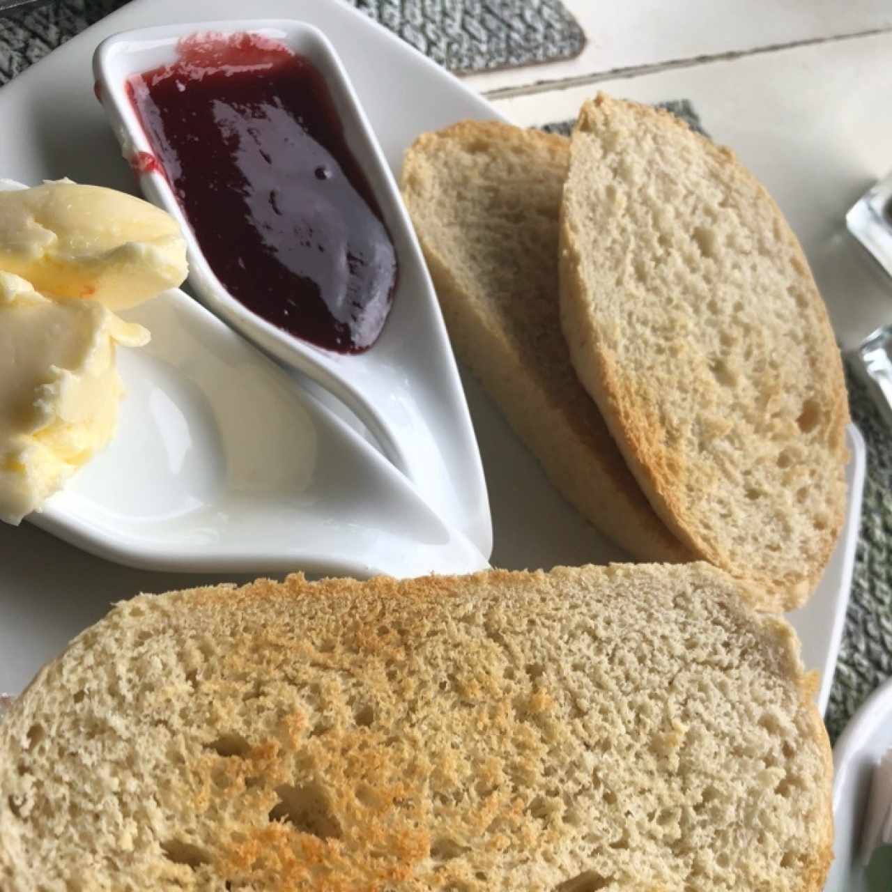 Pan de la casa con mantequilla y mermelada