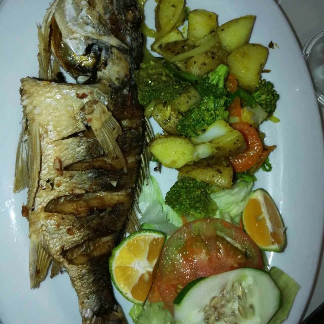 pescado frito con vegetales hervidos