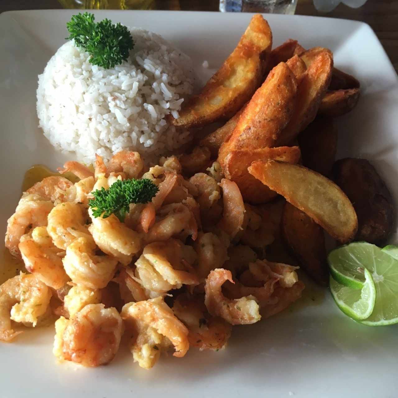 Camarones con Arroz con Coco y Papas Apanadas