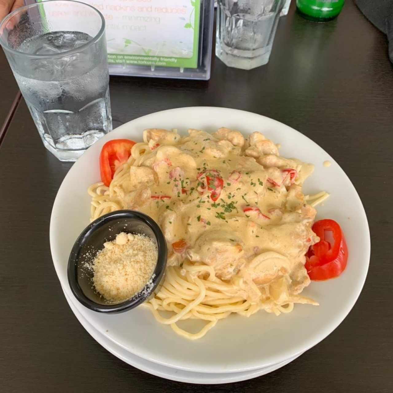 Spaghetti en salsa Alfredo con pollo