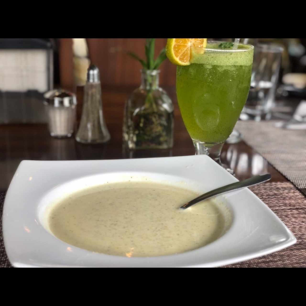 sopa de Brocoli y jugo de Limon y hierbabuena natural