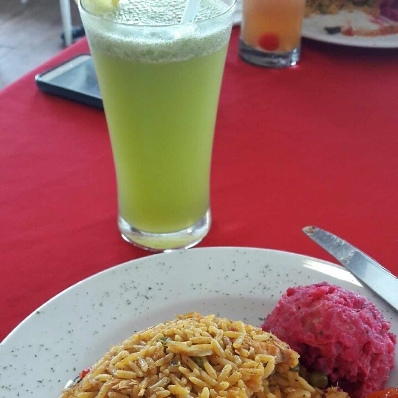 Arroz con pollo, ensalada de papas y remolacha, limonada con hierba buena.