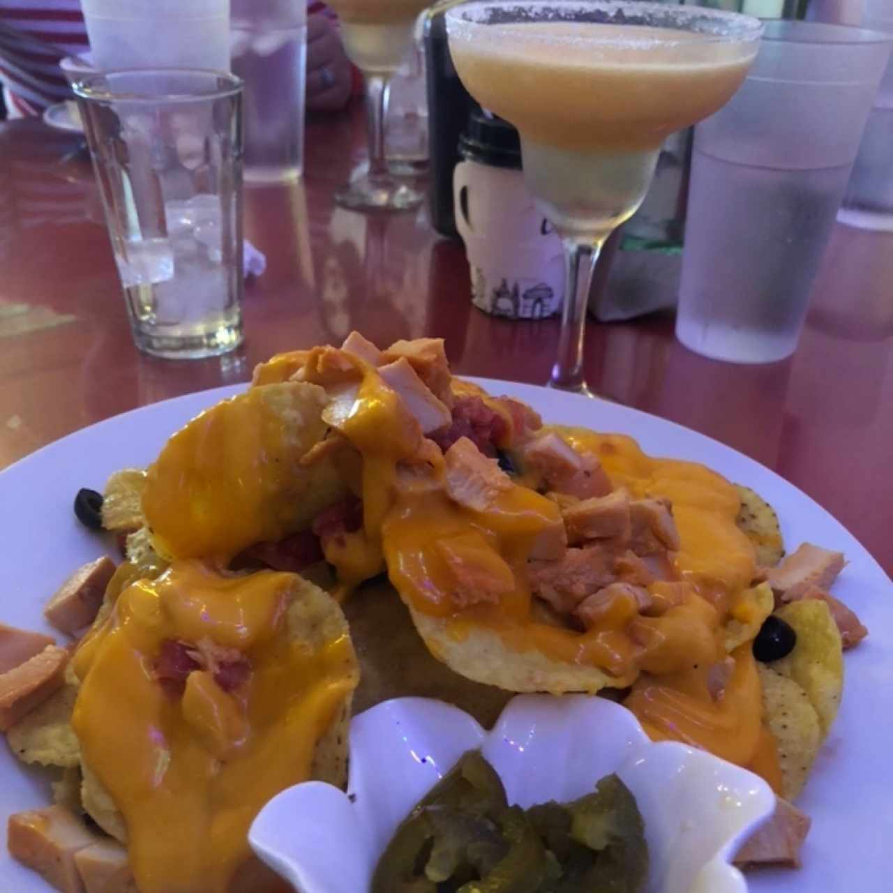 Nachos con pollo y margarita de maracuya