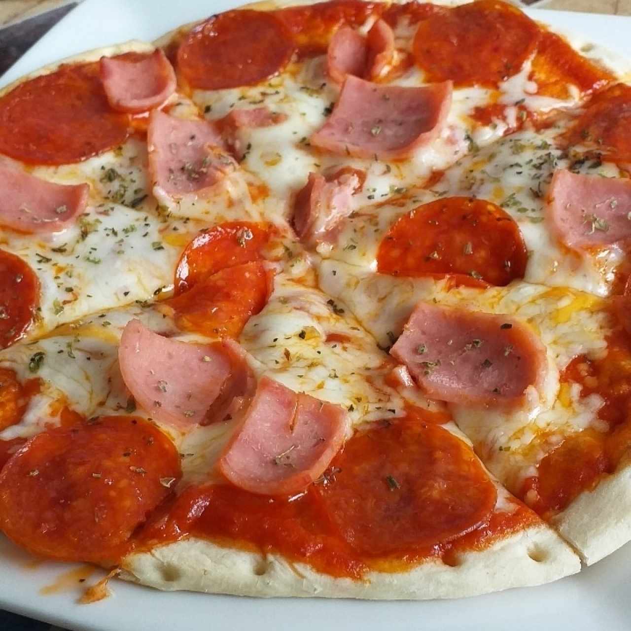 Pizza de pepperoni y jamón 