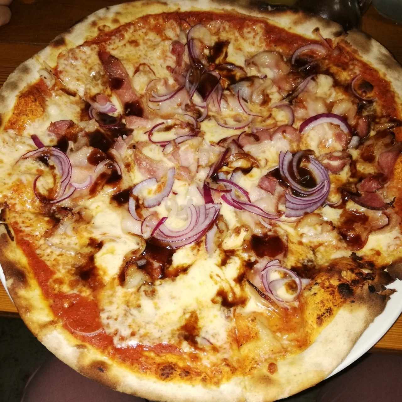 Pizza con salsa barbacoa
