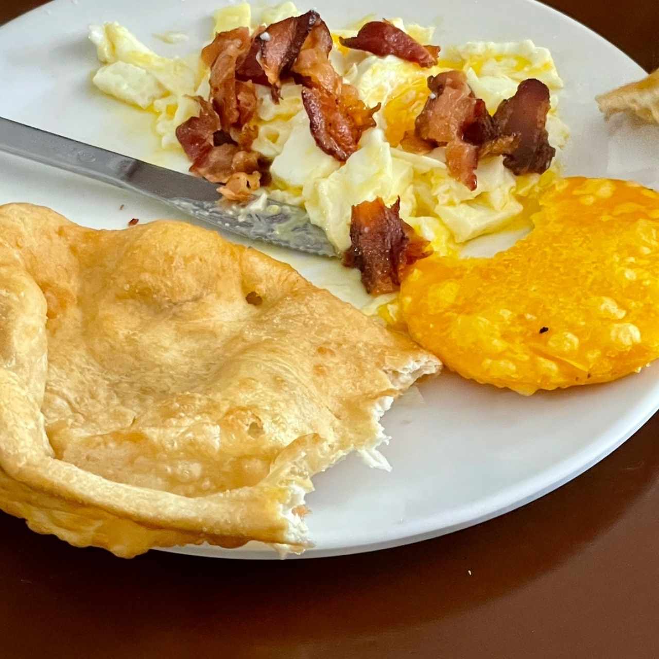 huevo frito, tocino, hojaldre y tortilla 