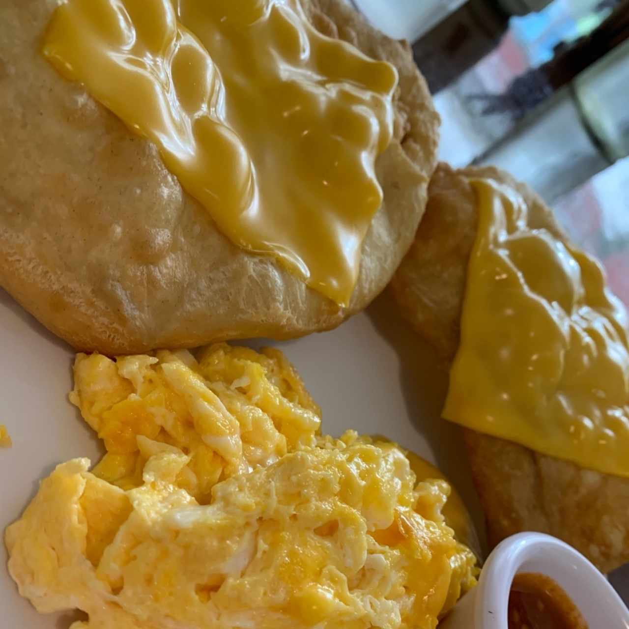huevo revuelto con queso amarillo con hojaldras con queso 
