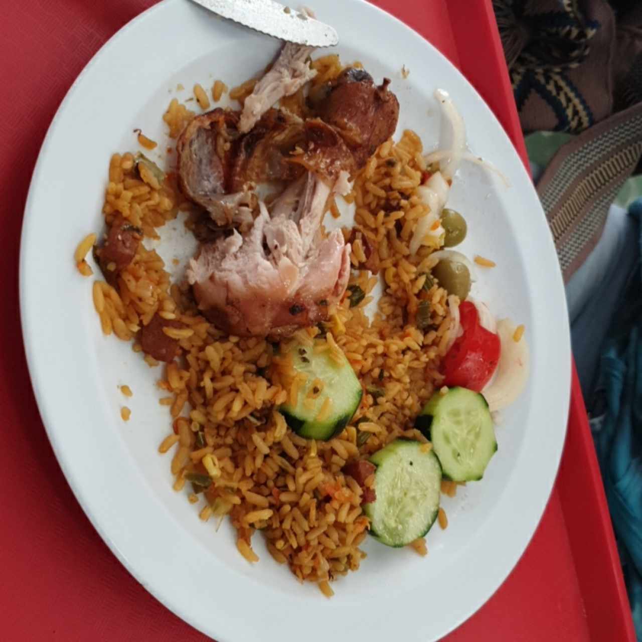 arroz combinación pollo asado y ensalada pepino