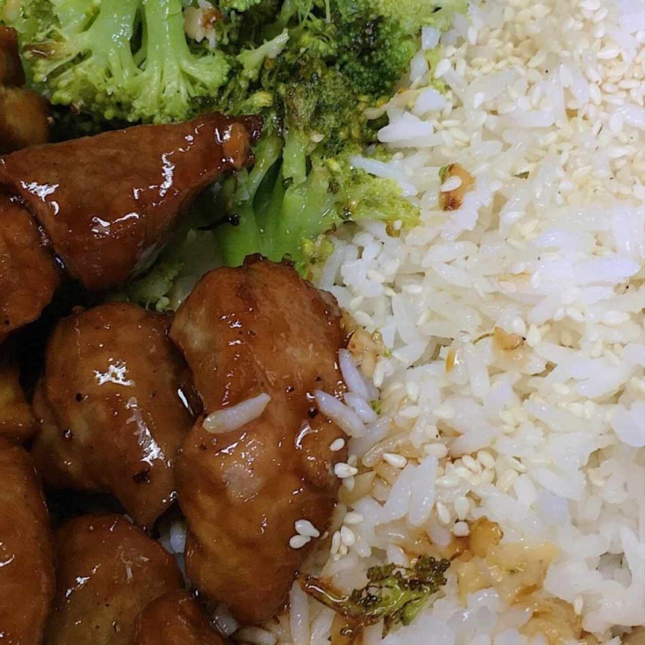 Cerdo agridulce con arroz y brócoli