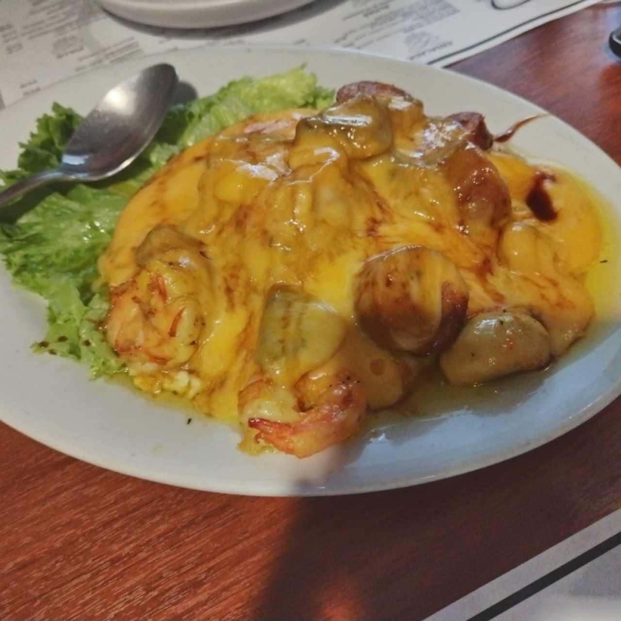 Entrada (Chorizo, hongo y camarón en un mar de queso fundido)