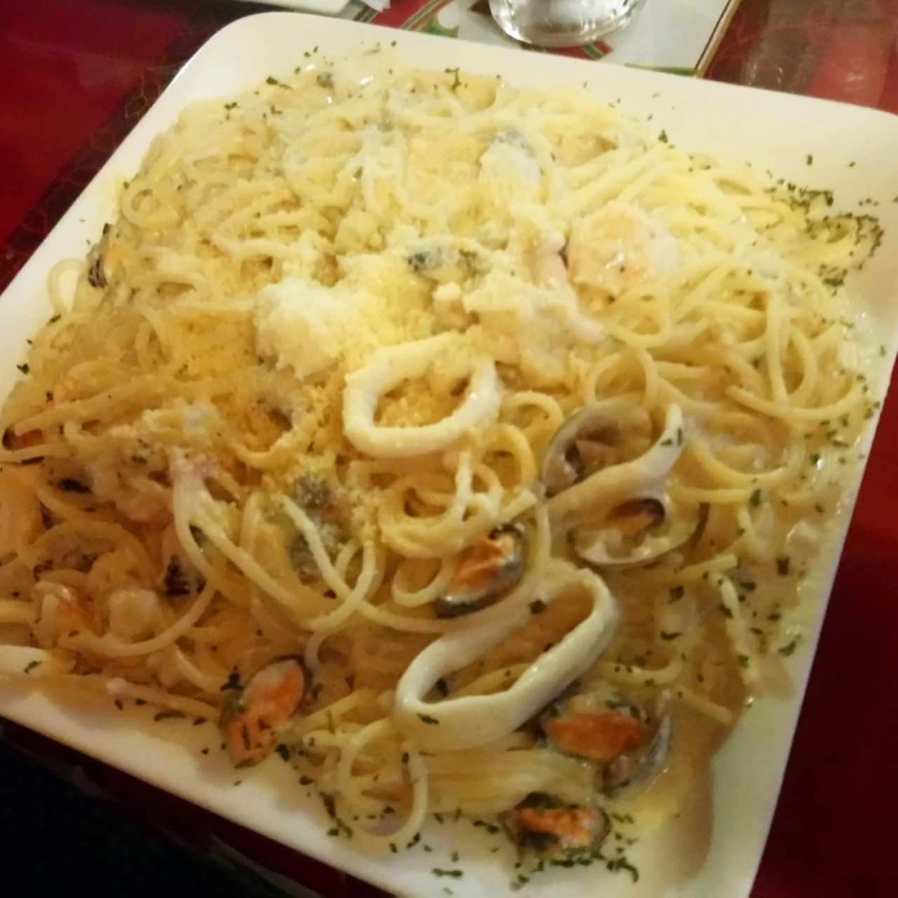 Spaghetti Mixto de mariscos en salsa blanca