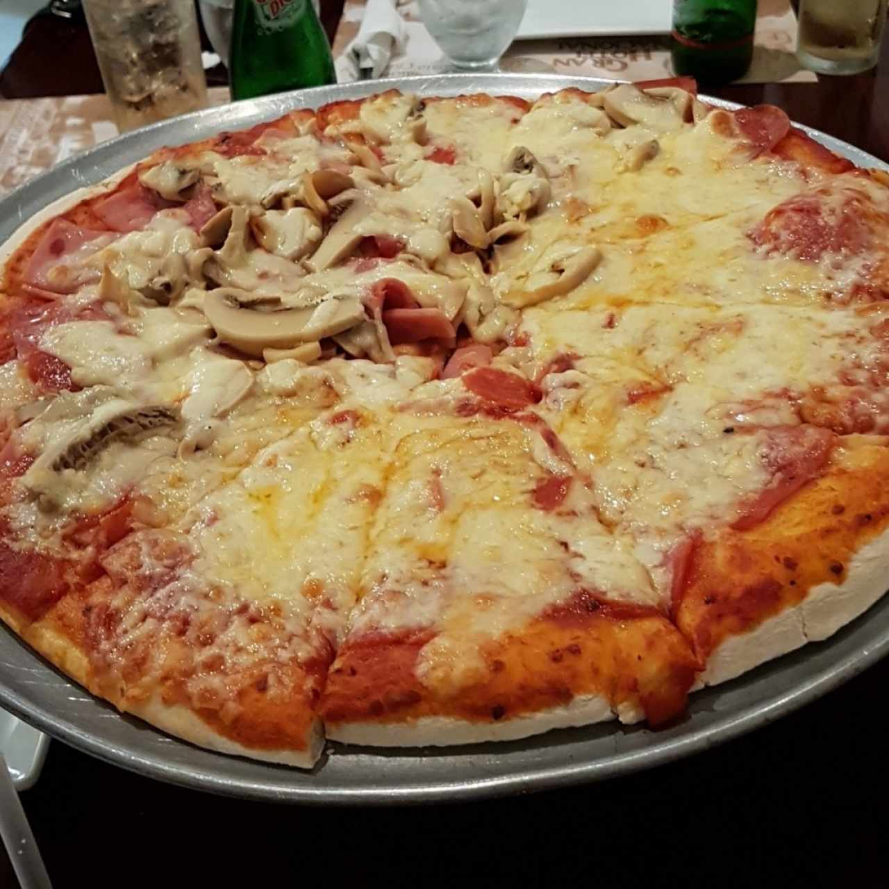 Pizza mitad combinación mitad peperonni 
