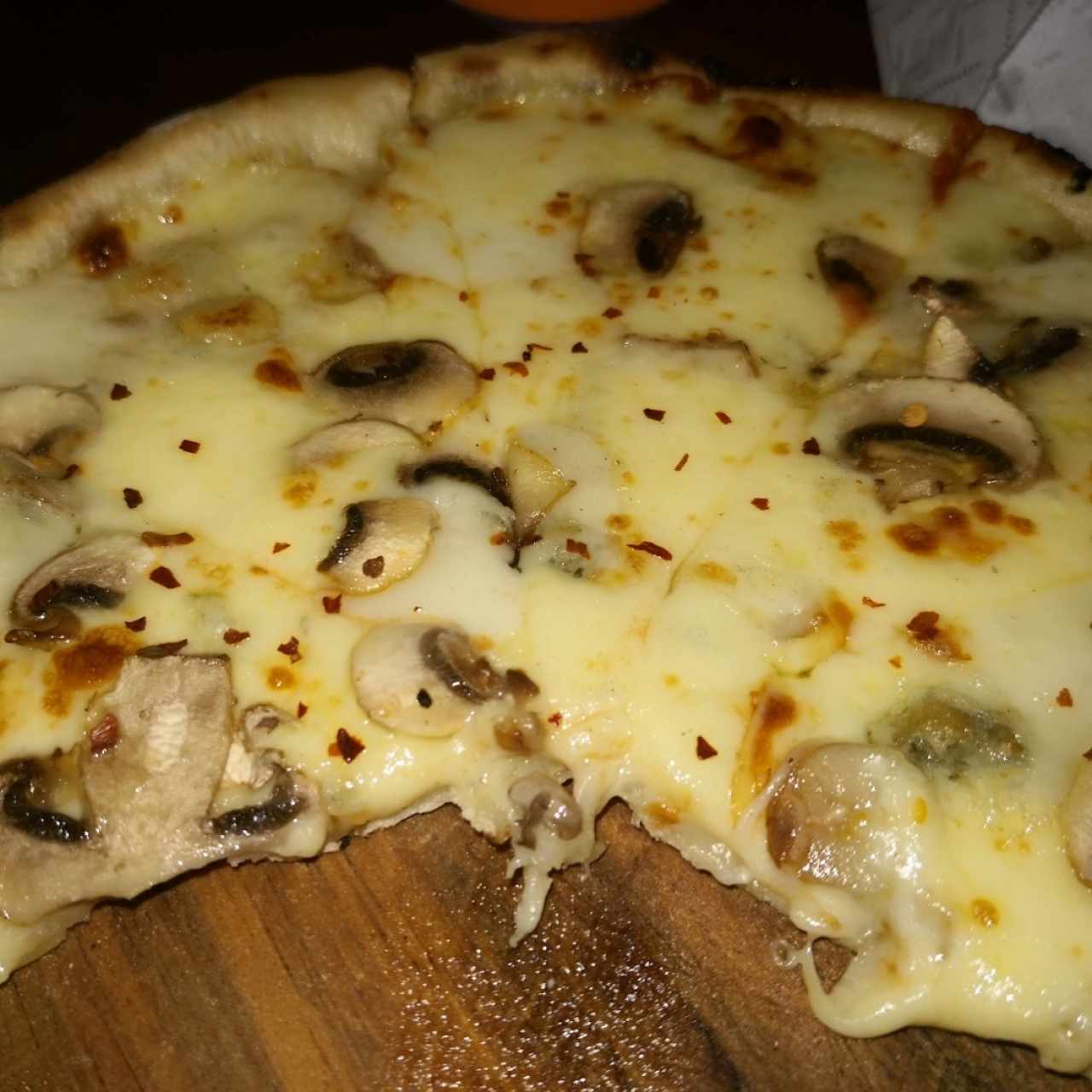 Pizza 4 quesos con hongos