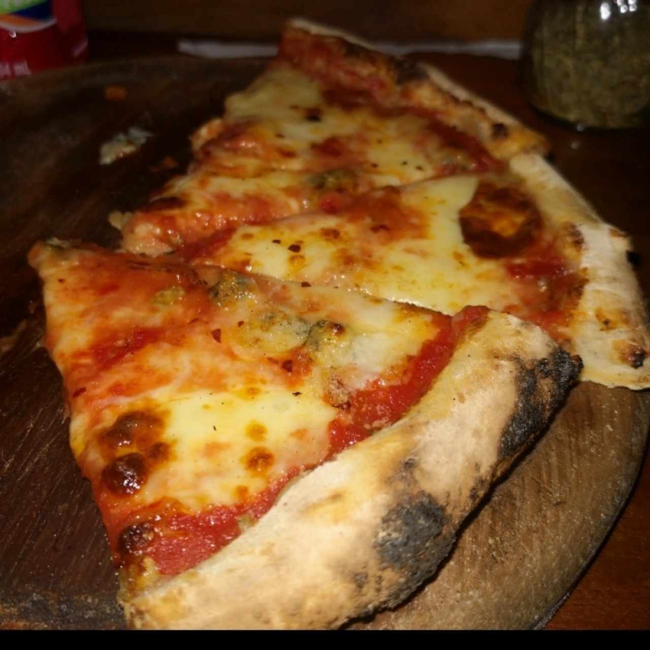 Pizza de 4 quesos con salsa roja y hongos