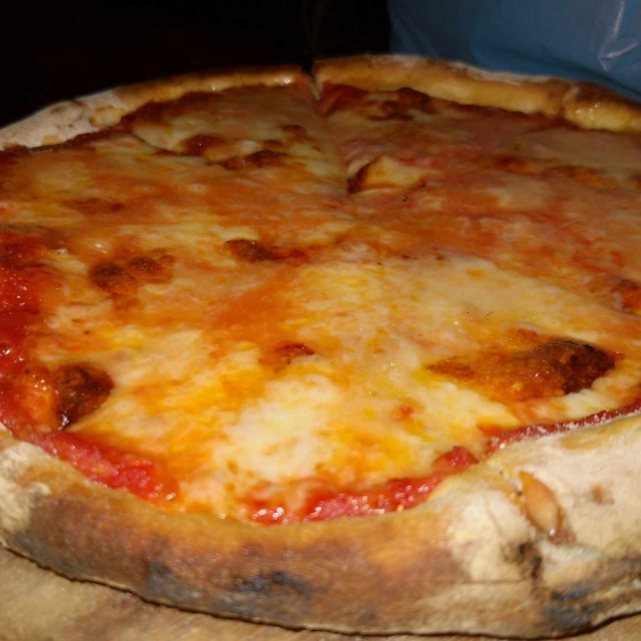 Pizza 4 quesos con salsa roja