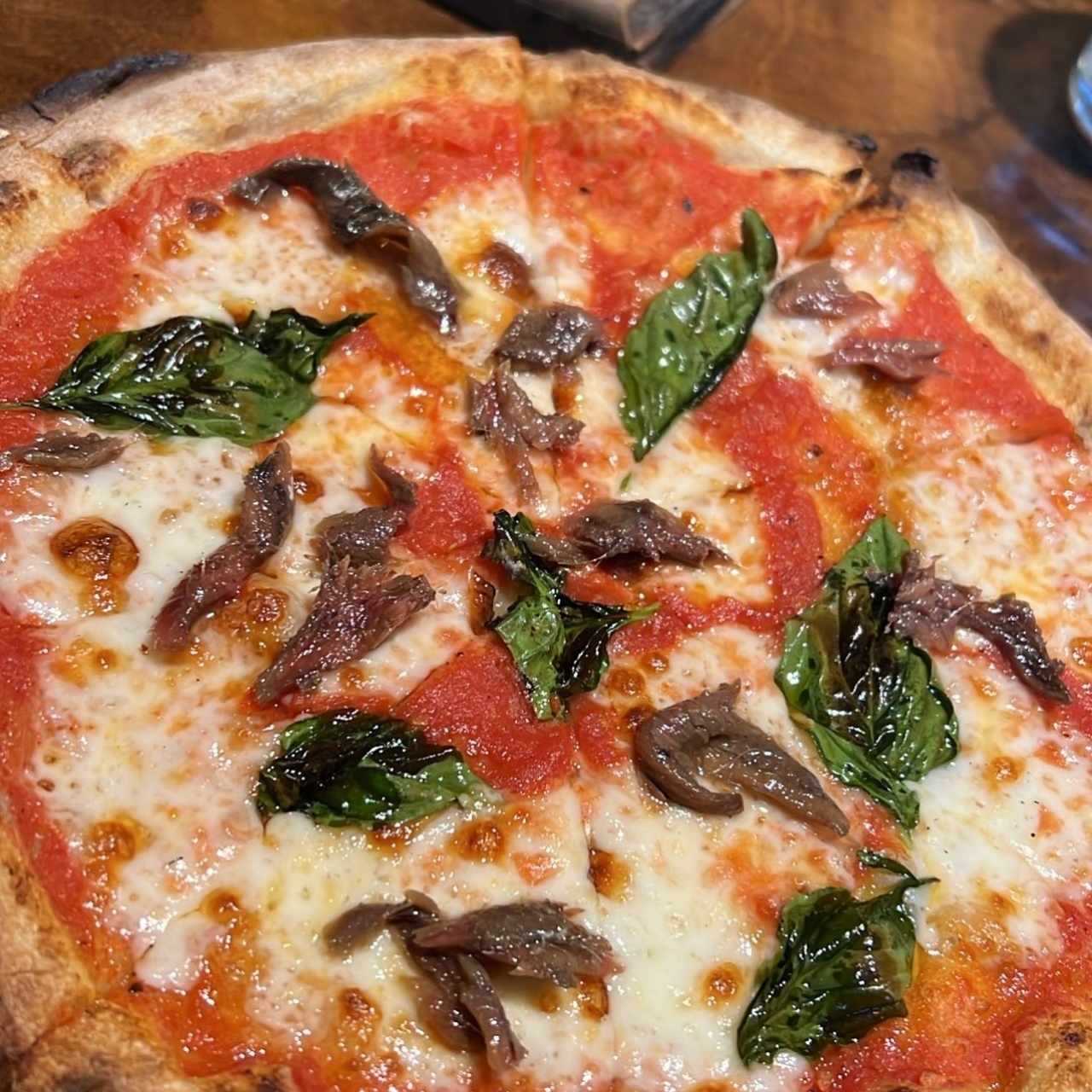 Pizza margarita con extra de anchoas 