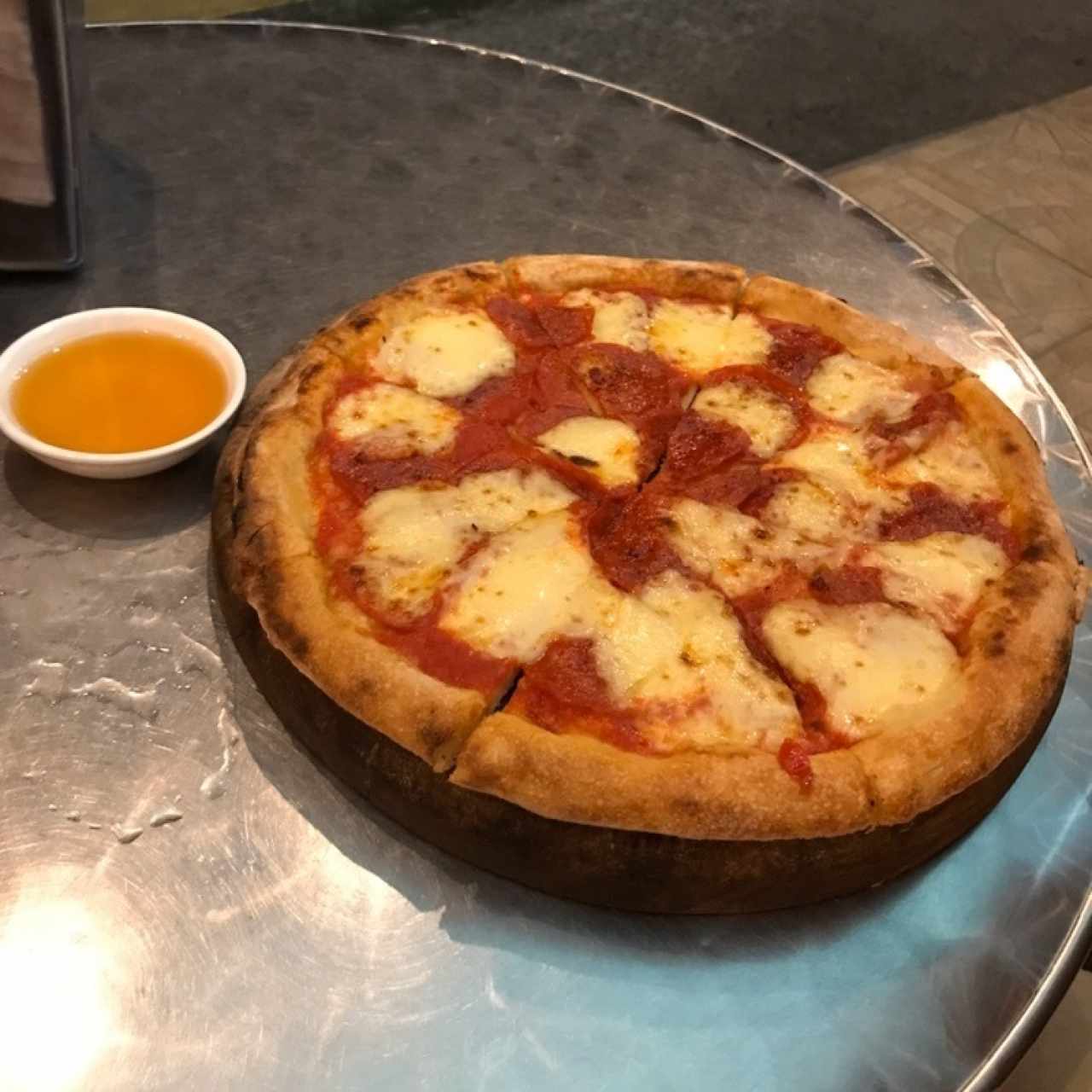 pizza de peperoni con extra de miel
