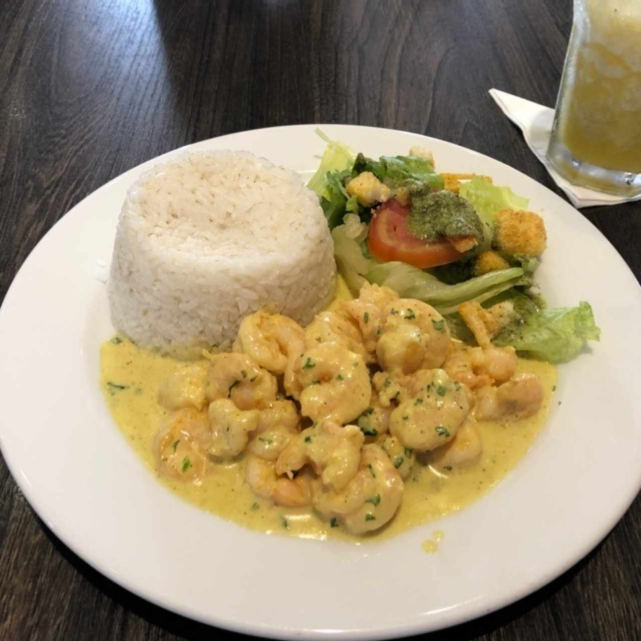 Camarones en salsa de curry con coco, arroz y ensalda