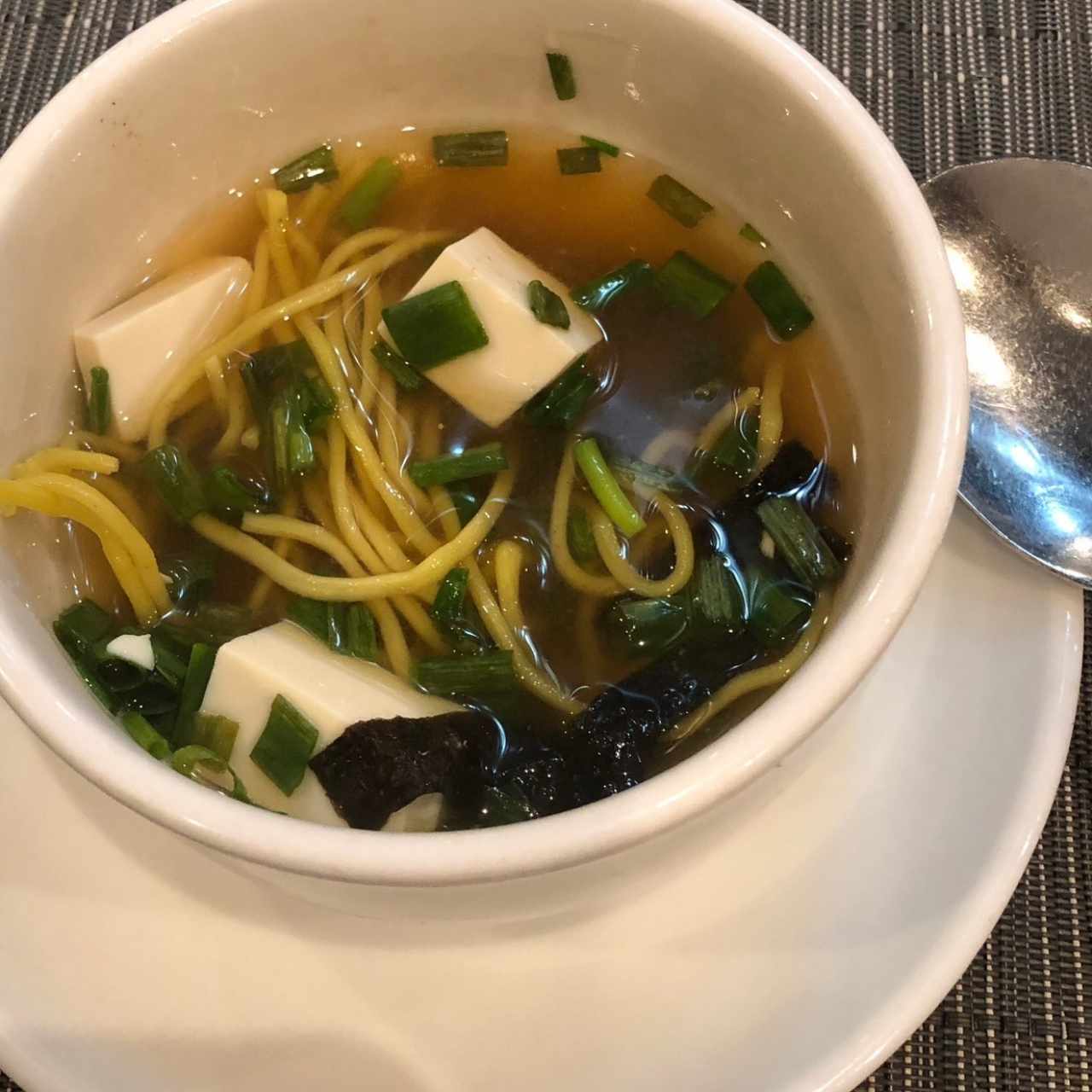 Sopa de fideos y tofu