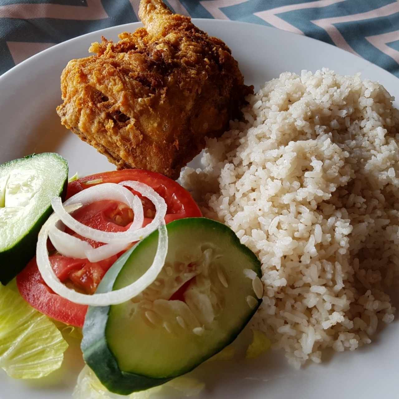 pollo frito a la caribeña con arroz con coco