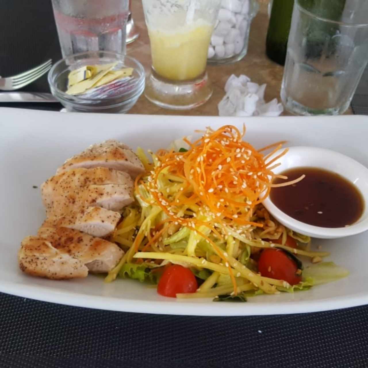 ensalada con mango y pollo