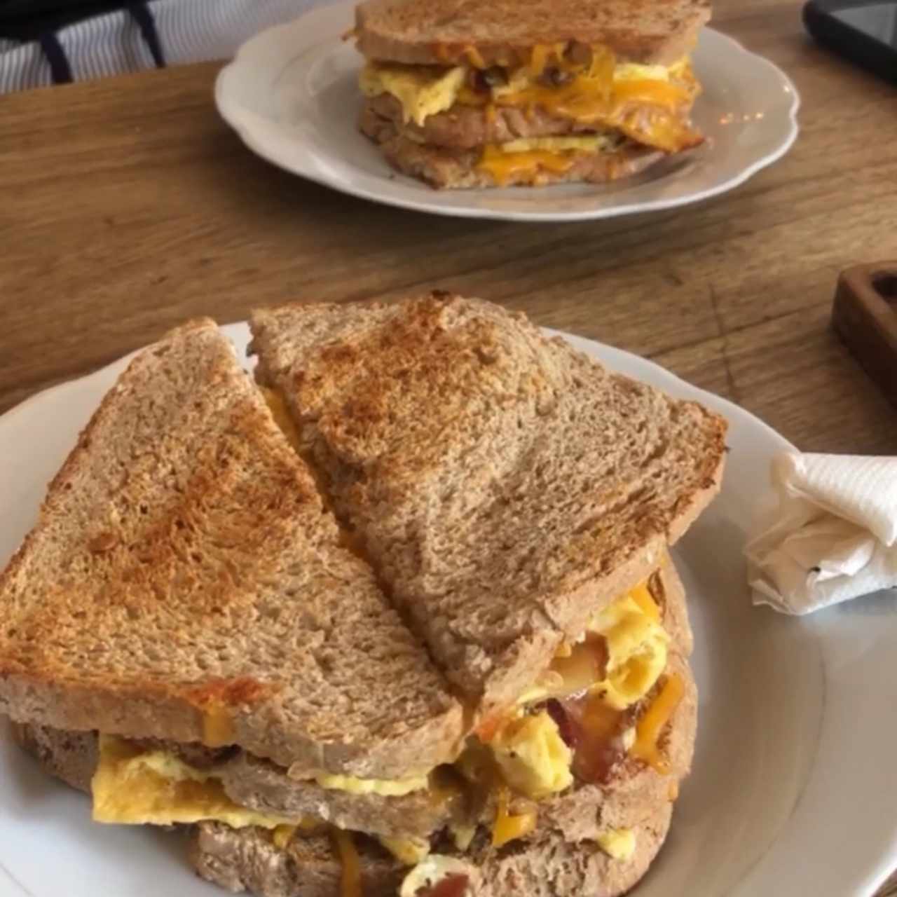 sandwich de queso, tocino y huevos