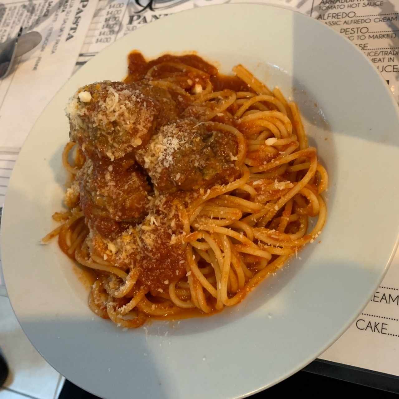 Spaghetti con Salsa de Albóndigas de Carne 