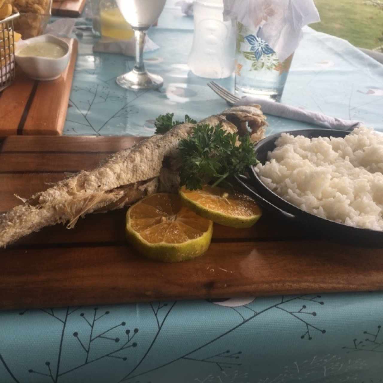 corvina frita con arroz con coco