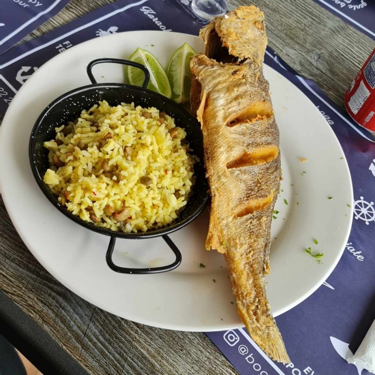 corvina frita con arroz de guandu