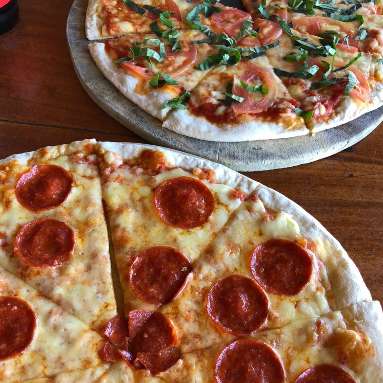 Pizza margarita y de peperoni 