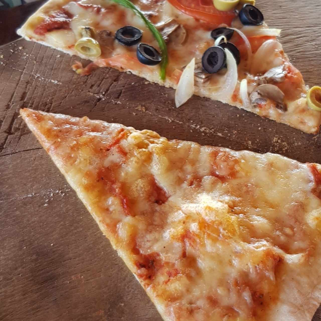 pizza vegetariana y mozzarella