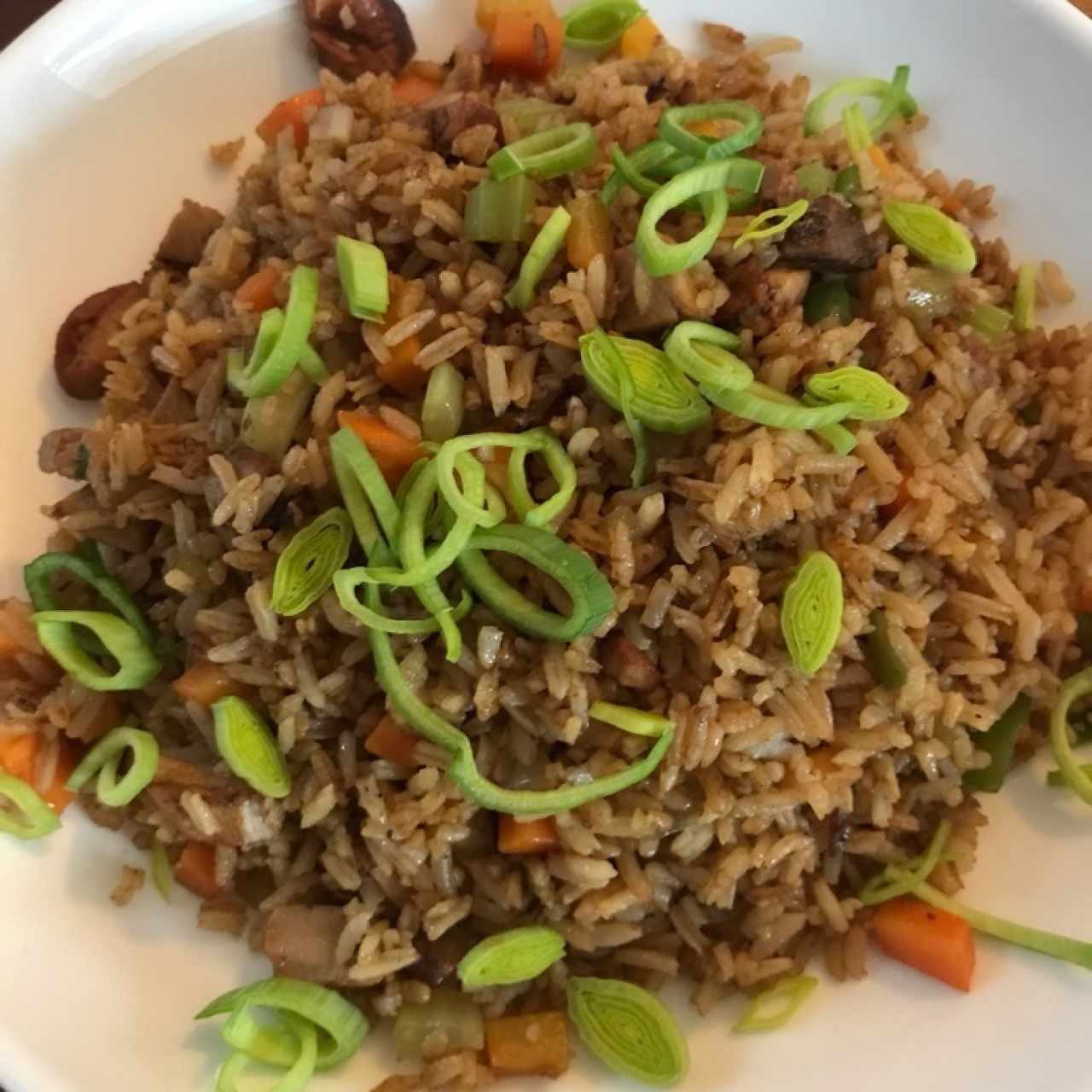 arroz con vegetales y puerco 