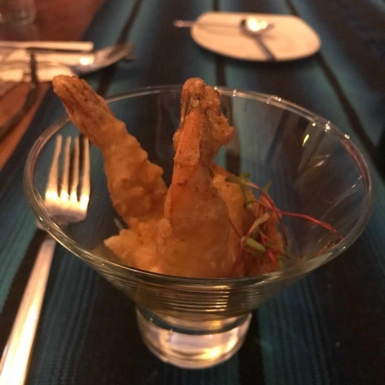 camaron tempura sobre mouse picante