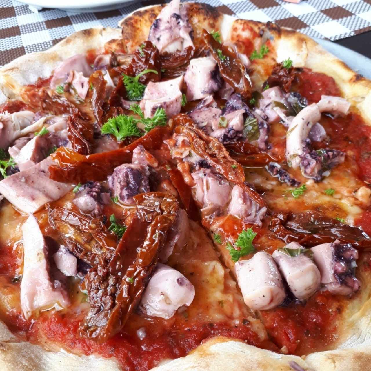 Pizza de pulpo y tomate seco