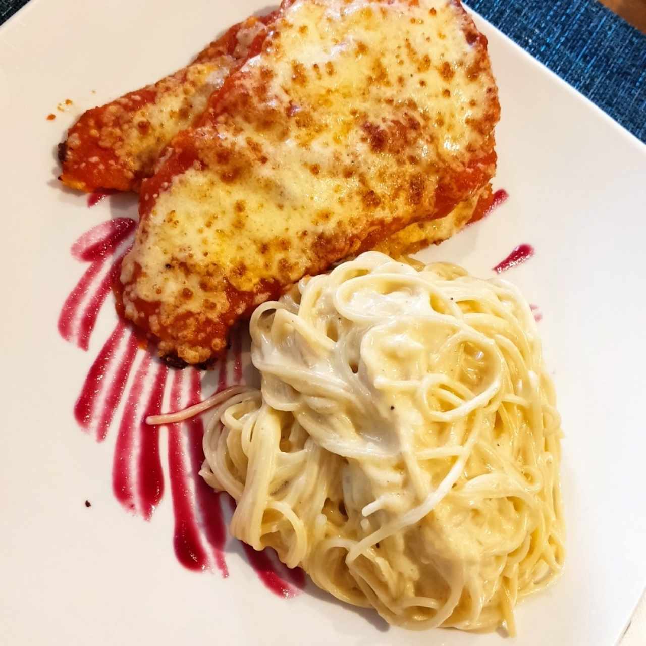 Spaguettini en salsa blanca con pollo a la parmesana