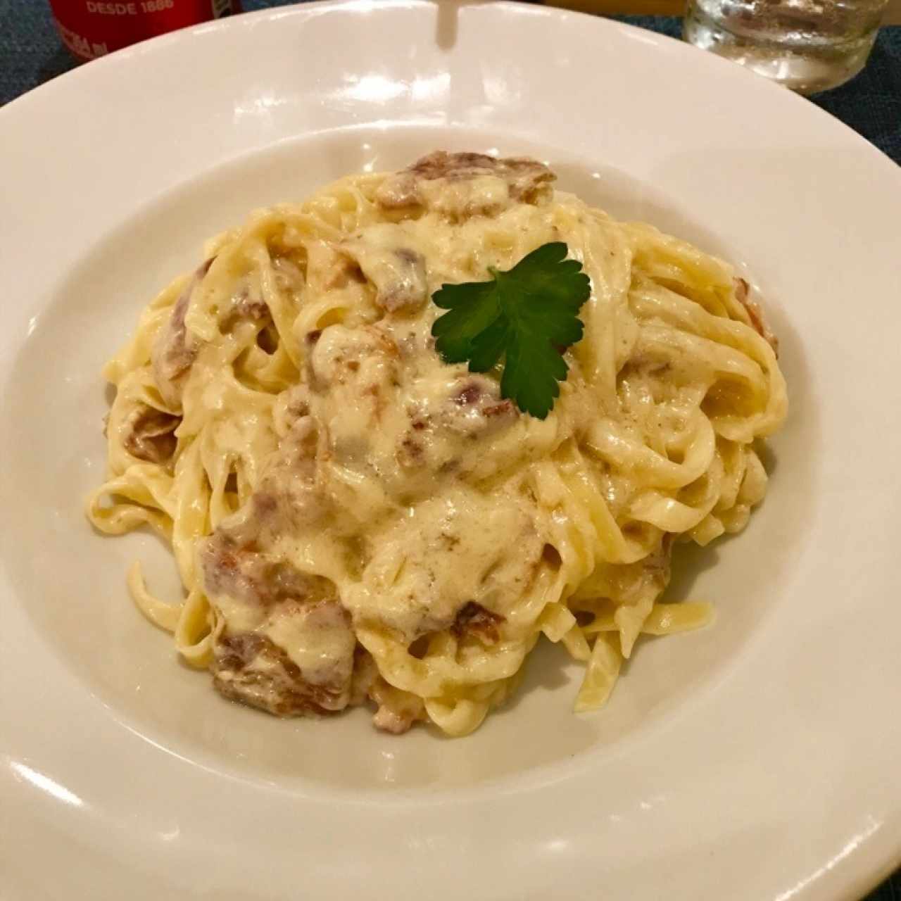 Pasta a la carbonara en salsa blanca